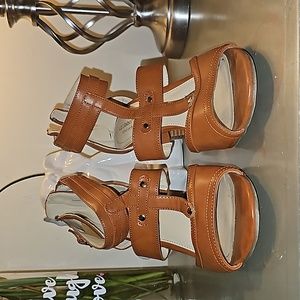 Liz Claiborne tan heels sz 8 EUC